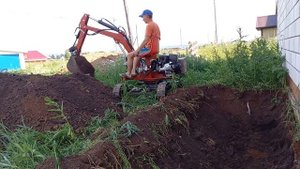 копка отмостки самодельным мини экскаватором