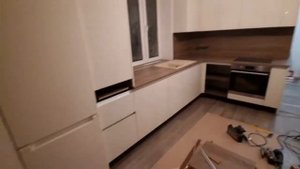 Кухня с мойкой у окна