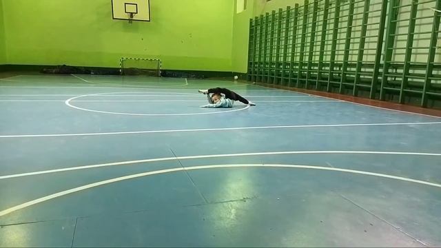 Женя крутит заднюю и переднюю колбаски