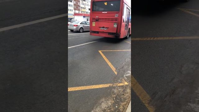 Автобус С571ВЕ116 уезжает с ост. Р. Вагапова в Казани.