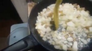 Вареники с картофельной начинкой со свиными шкварками.