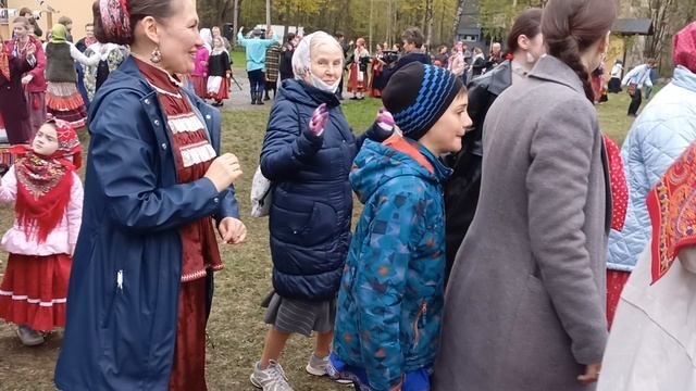 Большой хоровод под хороводную песню 