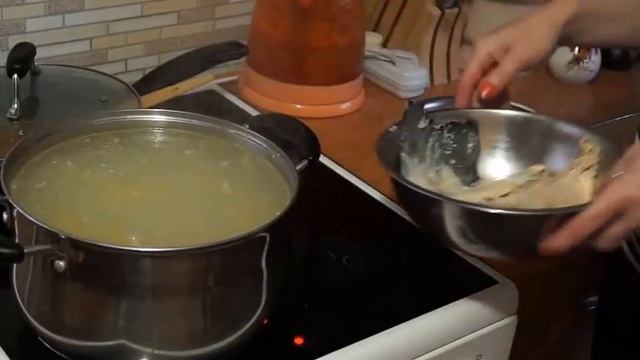 Ніжний суп із хребтів червоної риби з плавленими сирками. СМАЧНО! смотреть онлайн