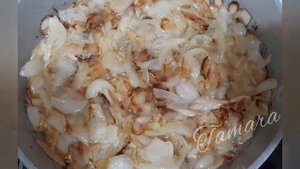 Говяжья печень на пару с жареным луком. Очень сочный, вкусный и ароматный.Տավարի լյարդը գոլորշու վր
