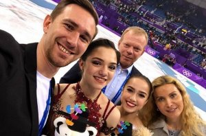 Алина Загитова прокатилась на роскошной яхте в Дубае.