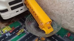 Разные машины съезжают и падают в воду. different cars move out and feed into the water.