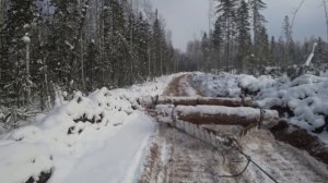 Бульдозер чистит дорогу клином