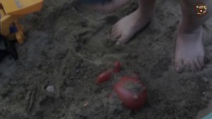 Дети и машинки. Играются в песке. МанкиИгры