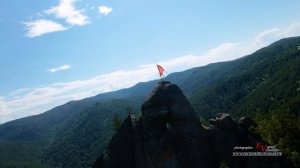 Скала Такмак в Национальном парке Красноярские столбы аэросъёмка с FPV дрона