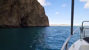 путешествие по морю на катере вдоль не действующего вулкана Кара-даг