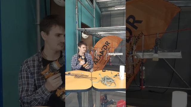 Подстраховка инструмента на высоте (Промышленный альпинизм)