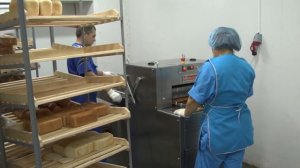 Хлеборезка Кайман в работе в пекарне!
