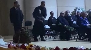 Александру Пахмутову привели под руки на прощание с Николаем Добронравовым