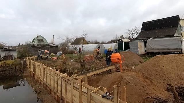 Заливаем бетон. 11 кубов в ручную! Поставили опалубку, не разорвет?