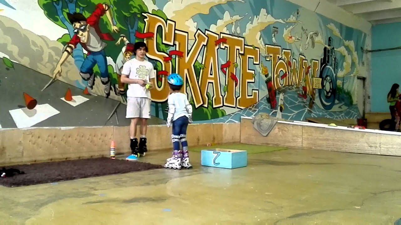 Роллердром "SkateTown" на Ленинском пр. 140. Первое занятие Амелии. смотреть онлайн
