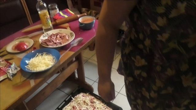 Приготовили пиццу // Освятили квартиру смотреть онлайн