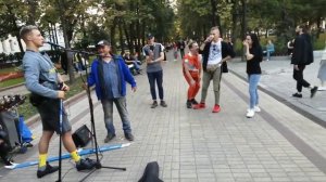 ЛЫЖНИК ЗАЖИГАЕТ И ПОЕТ ПЕСНИ "ПРО ЛЫЖНИКОВ" ! ГЕРОИ УЛИЦ