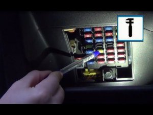Замена предохранителя замков дверей в салоне Hyundai Getz
