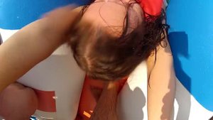 у телки слетели трусы на банане