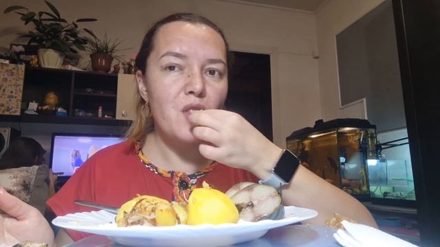 Картошка варёная с копчёной скумбрией.