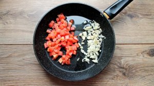 Макароны с тушенкой, помидорами и луком