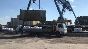 Погрузка контейнера козловым краном