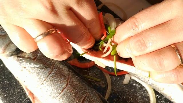 КАК ПРИГОТОВИТЬ РЫБУ _СИБАС_ НА КОСТРЕ смотреть онлайн