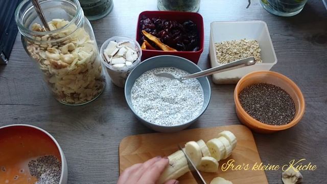 Полноценный веганский завтрак-холодная овсяная каша с фруктами, ягодами и орехами / overnight oats смотреть онлайн