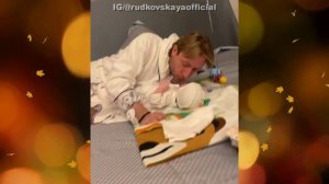 Яна Рудковская показала Евгения Плющенко, играющего с новорожденным сыном