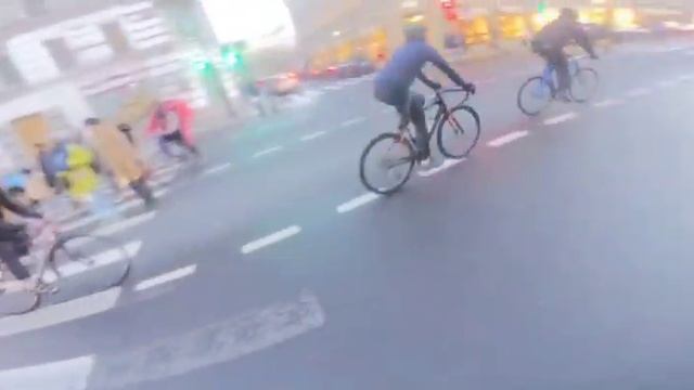 Сбил велосипедиста на пешеходном переходе. Велосипед сбивает пешеходов Кадр Мем. Видео где гонщик сбивает велосипедистов. Видео сбитого велосипедиста в Питере.