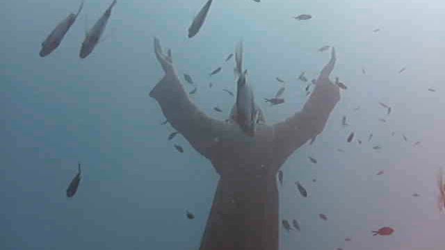 Cristo degli Abissi accarezzato dagli abitanti del mare