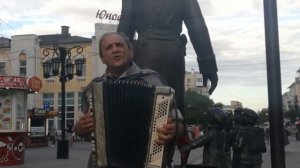 Помнишь девочка гуляли мы в саду.(А.НОВИКОВ)