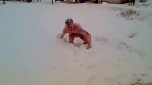 Я прыгаю в снег из бани