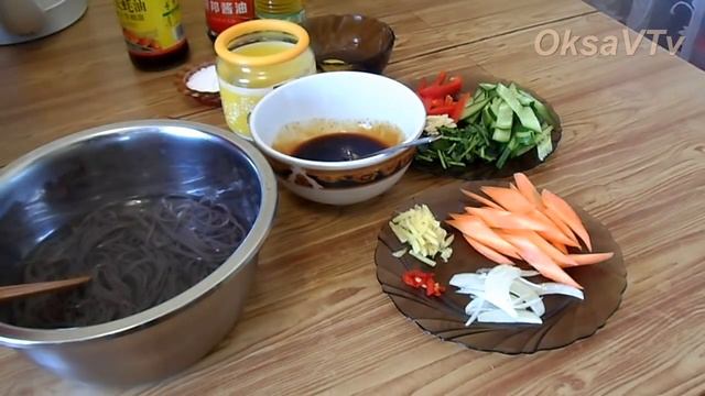 Гречневая лапша (соба) с яйцом и овощами по-китайски (炒荞麦面, Chǎo qiáomài miàn). Китайская кухня.