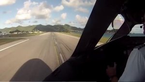 Boeing 787-8 Dreamliner van Tui Nederland landt op St. Maarten (SXM)