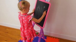 Алиса и папа купили краски Собирают и открывают сюрпризы Играют в сюжетные игры как дети рисуют
