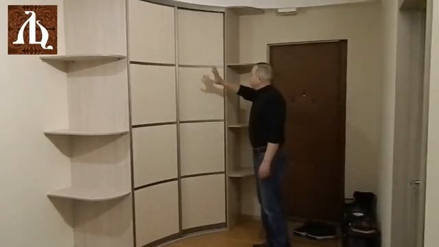 угловой радиусный шкаф купе в просторную прихожую.