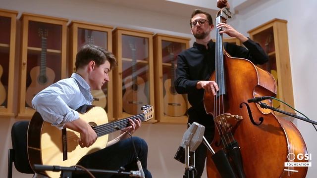 Bach: "Partita No. 2 for Solo Violin, BWV 1004: II. Courante" played by Dominic Flynn & Max Kraus смотреть онлайн