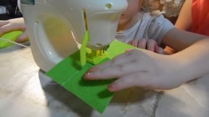 Обзор на детскую швейную машинку