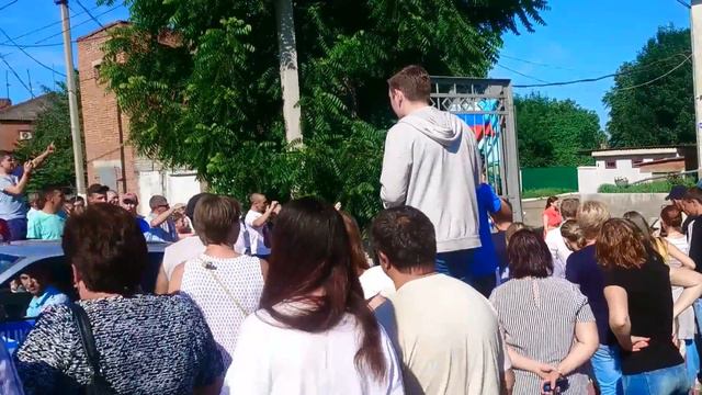 У военкомата.В добрый путь сынок! смотреть онлайн