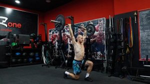 Выпады вперёд со штангой оверхэд | Демонстрация