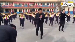 Директор школы в Китае танцует вместе с учениками