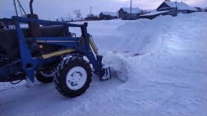 МТЗ 82.1 чистит снег погрузчиком ПКУ 0.8 с механическим отвалом