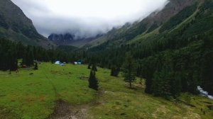 Термальные дикие источники Жойган Чойган на границе Республик Бурятия и Тыва в южной Сибири