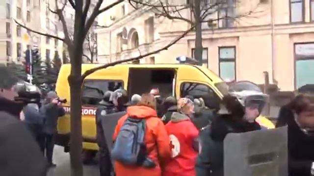 Харьков Скорые увозят раненых в столкновениях с Правосеками! смотреть онлайн