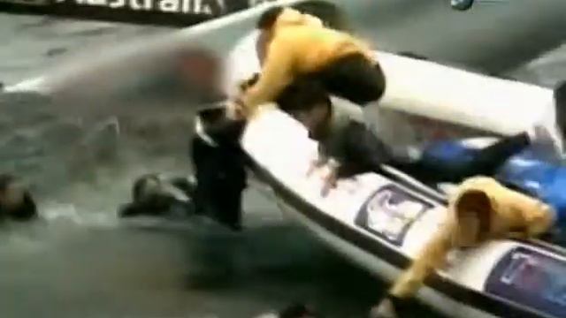 Яхта сломалась пополам смотреть онлайн