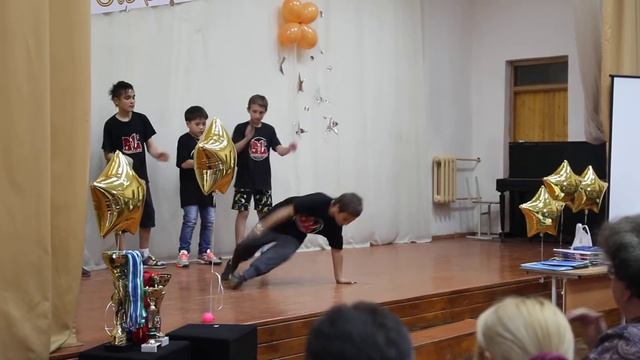 2014.05.16 Выступление в 4 школе,студия брейк-данса "Sense of life" смотреть онлайн