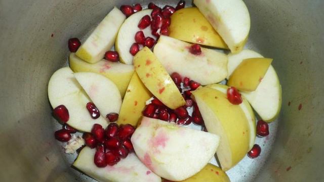 Яблочный компот с зернами граната