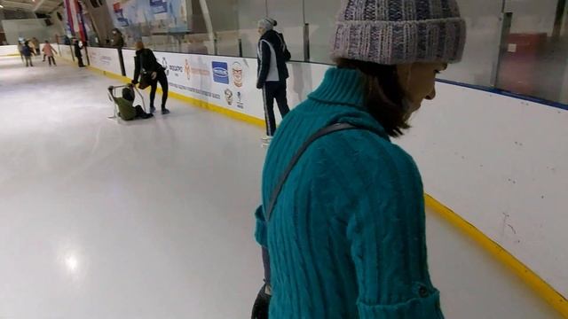 ?КАТАЕМСЯ НА КОНЬКАХ В ЛЕДОВОЙ АРЕНЕ! ЗАПУСКАЕМ ФЕЙЕРВЕРКИ!