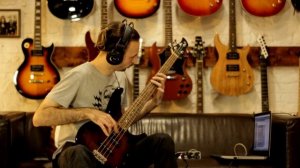 Бас-гитара с укороченной мензурой